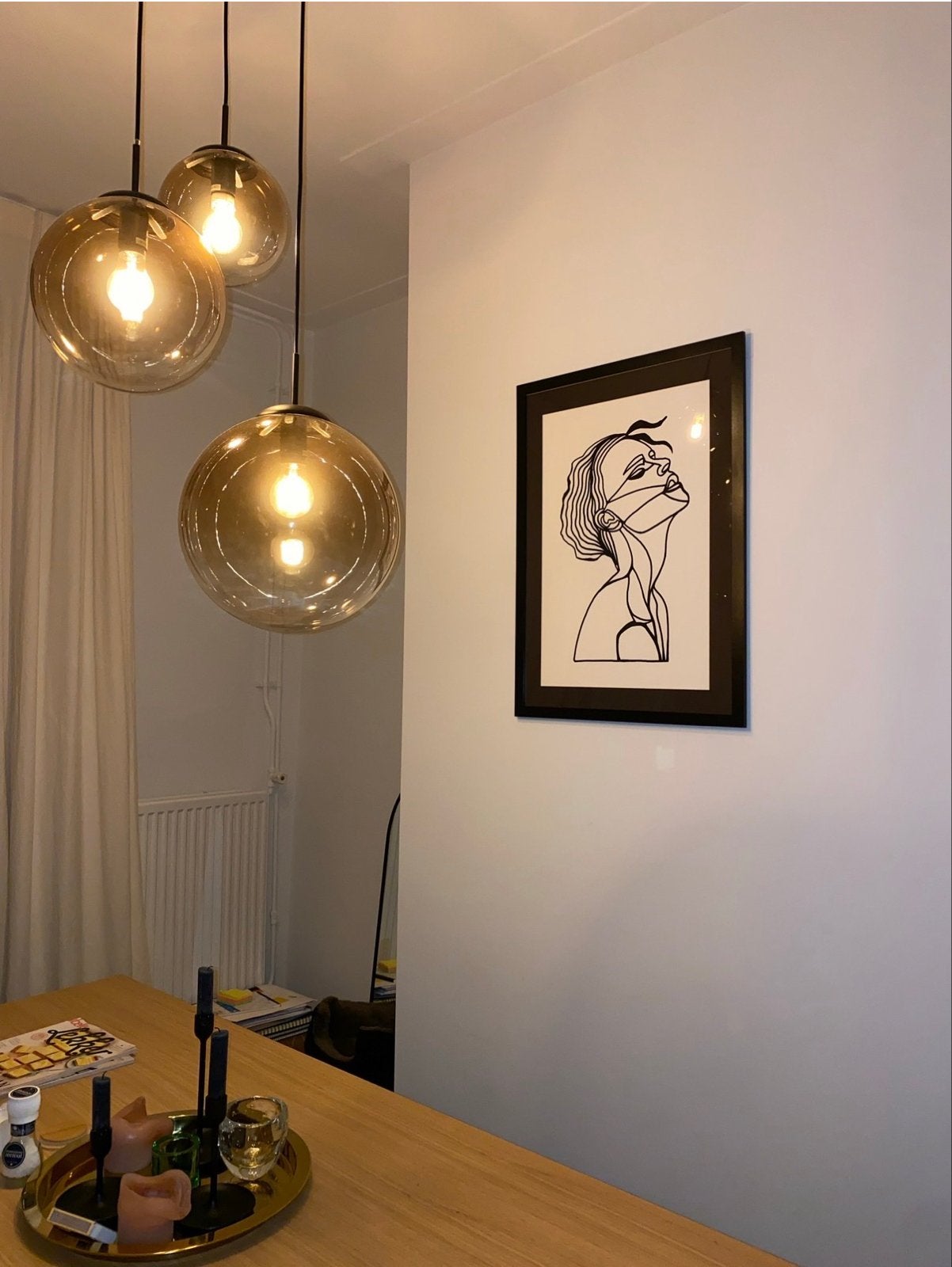 Moderne hanglamp met 3 amberkleurige glazen bollen, Ophalen of Verzenden, Zo goed als nieuw, Glas, E27 (groot)