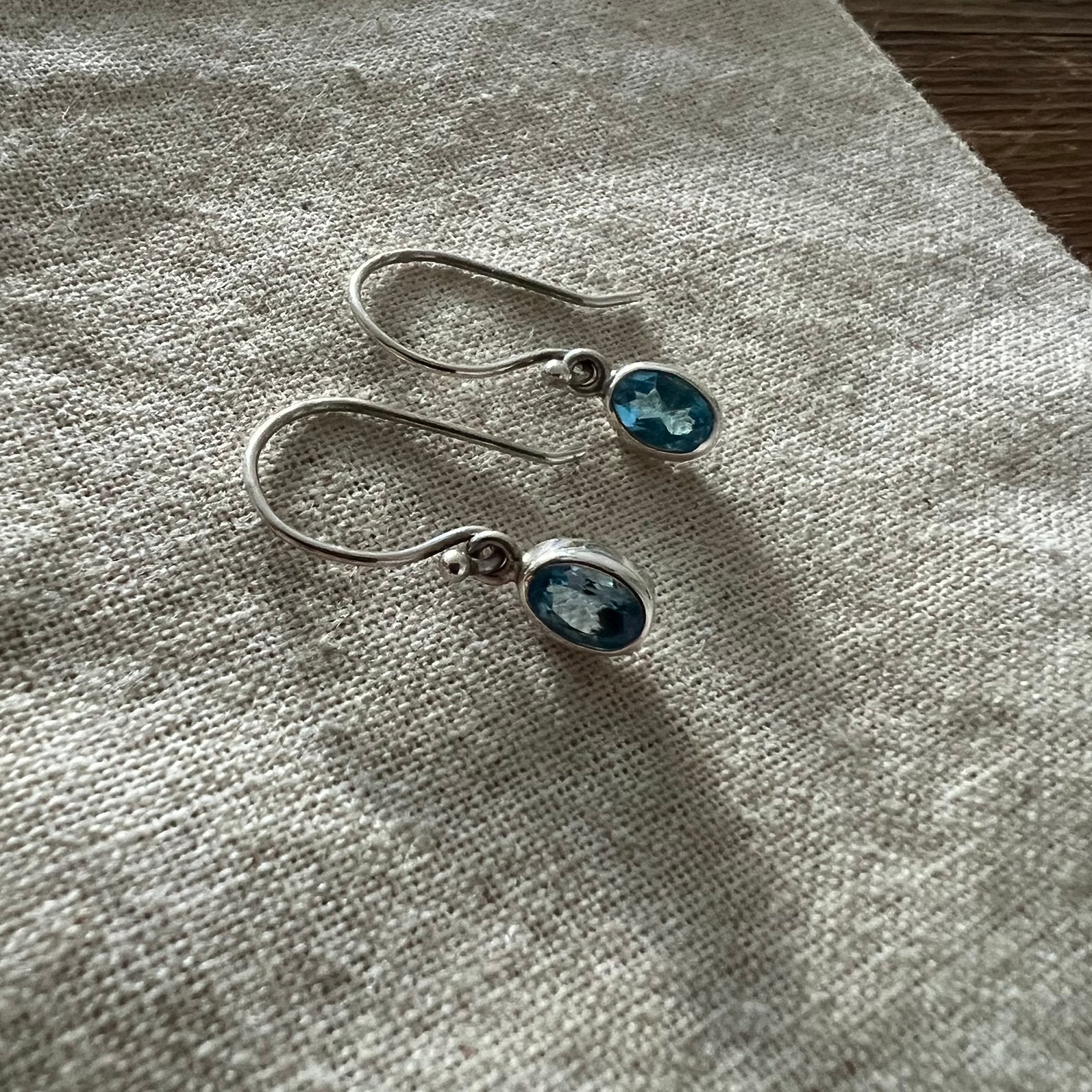 Zilveren 925 oorbellen met licht blauwe aquamarijn stenen, Verzenden, Zo goed als nieuw, Blauw, Zilver