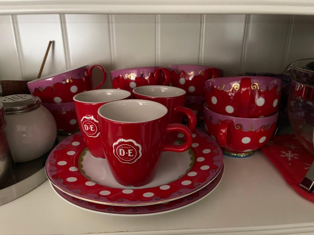 8 rode polkadot kopjes, 2 rode polkadot bordjes, 3 DE, Huis en Inrichting, Keuken | Servies, Ophalen of Verzenden, Overige stijlen