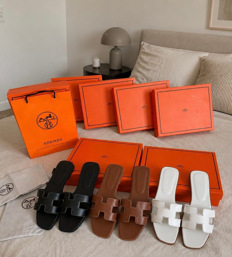 Hermès Oran Slippers 🔥 3 PAAR + 1 GRATIS | 6 KLEUREN, Kleding | Dames, Schoenen, Ophalen of Verzenden, Zo goed als nieuw, Overige kleuren
