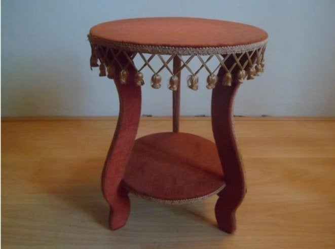 Vintage tafeltje rood velvet stof 41,5 cm. hoog, Minder dan 50 cm, Gebruikt, Overige materialen, Klassiek