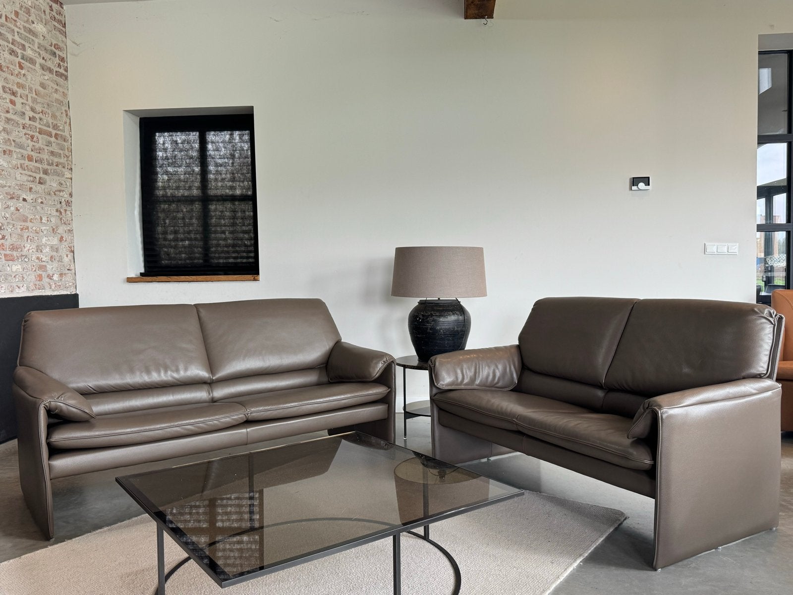 Als Nieuw Leolux Bora Bèta  set in taupe leer, Huis en Inrichting, X, Driepersoons, Ophalen of Verzenden, Zo goed als nieuw