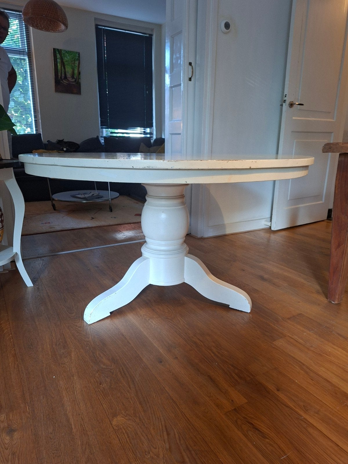 Ronde witte tafel met centrale poot, diameter 1.30., Huis en Inrichting, Tafels | Eettafels, Ophalen, Gebruikt, Rond, Overige houtsoorten
