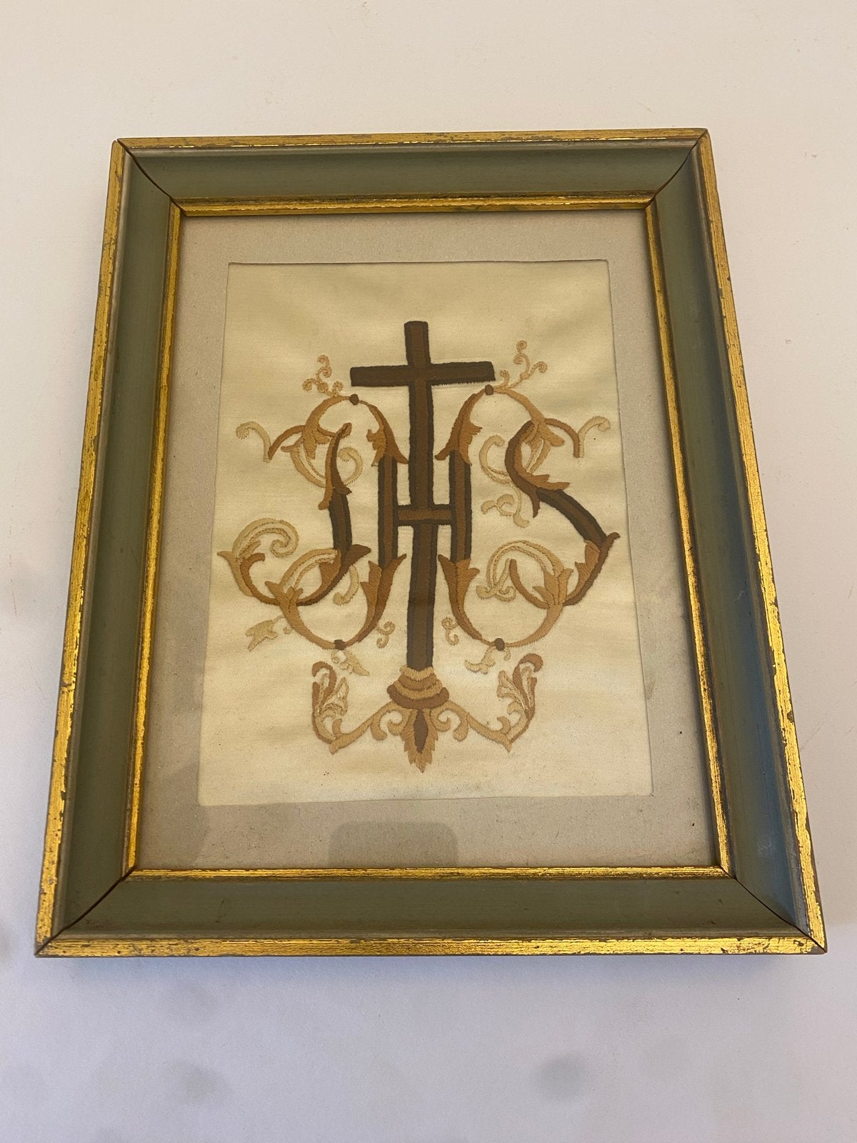 Prachtig handgemaakt IHS zijde borduurwerk in lijst, Antiek en Kunst, Ophalen of Verzenden