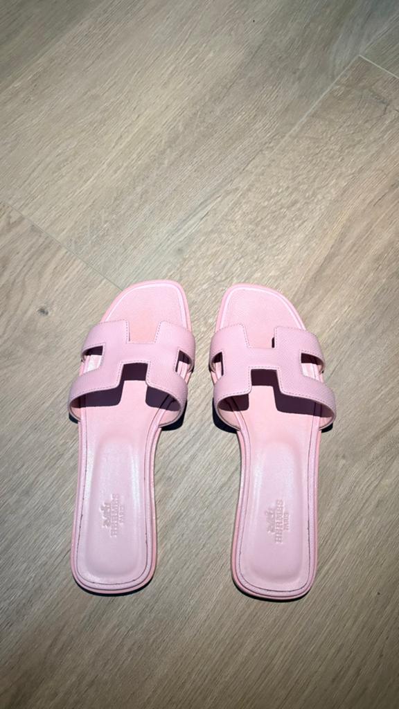 Roze hermes sandalen, Kleding | Dames, Schoenen, Slippers, Ophalen of Verzenden, Zo goed als nieuw, Roze