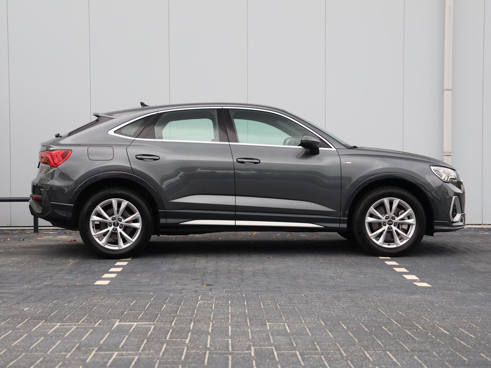 Audi Q3 Sportback 45 TFSI e S Edition | Apple Carplay - Ando, Auto's, Gebruikt, Euro 6, Leder en Stof, Hybride Elektrisch/Benzine