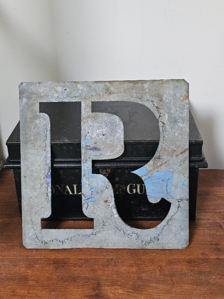 Groot oud zinken lettersjabloon alfabet LETTER 'R' 26X26cm, Antiek en Kunst, Ophalen of Verzenden