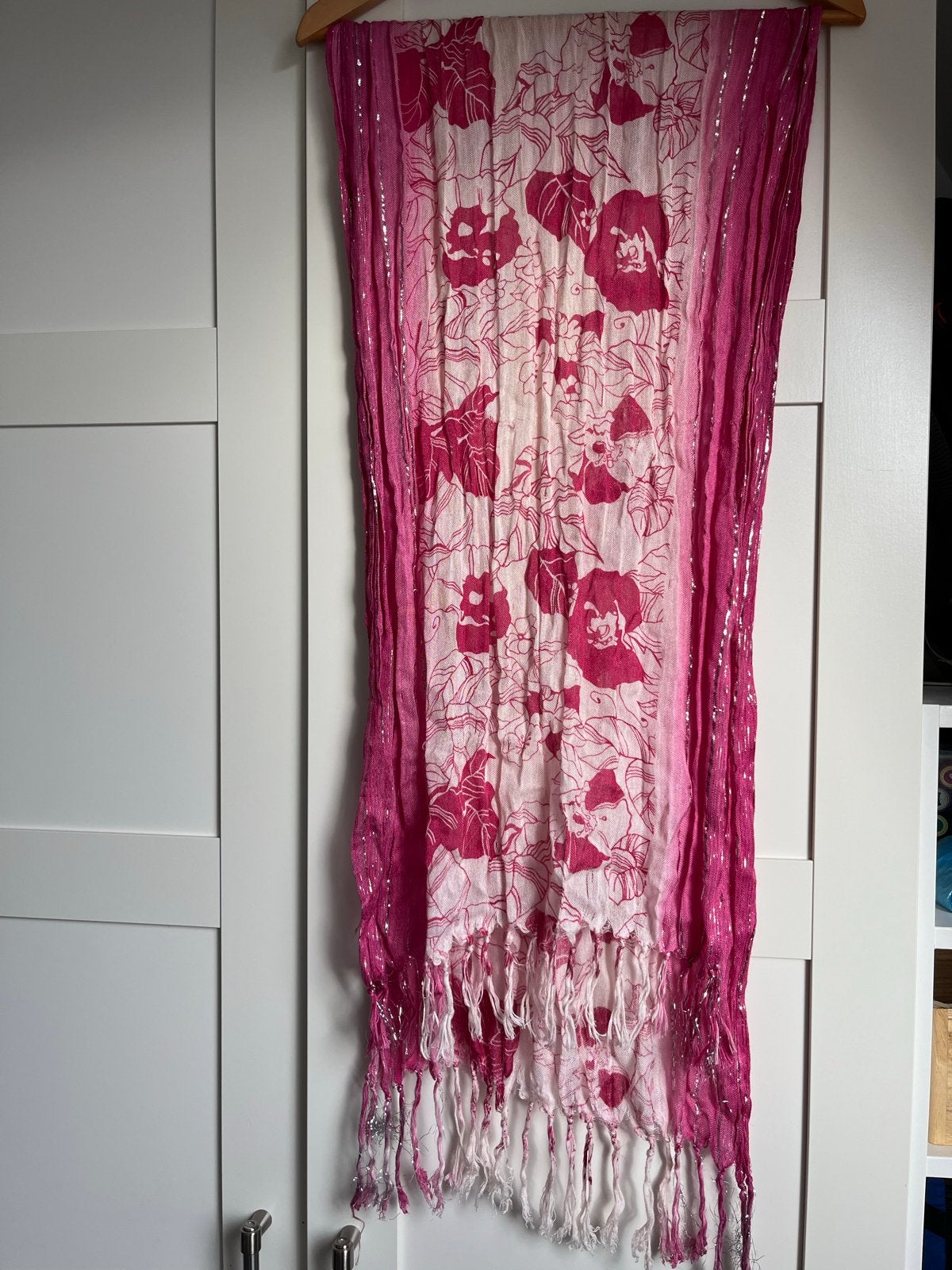 Roze en wit sjaaltje met zilveren accenten, Ophalen of Verzenden, Gedragen, Sjaal