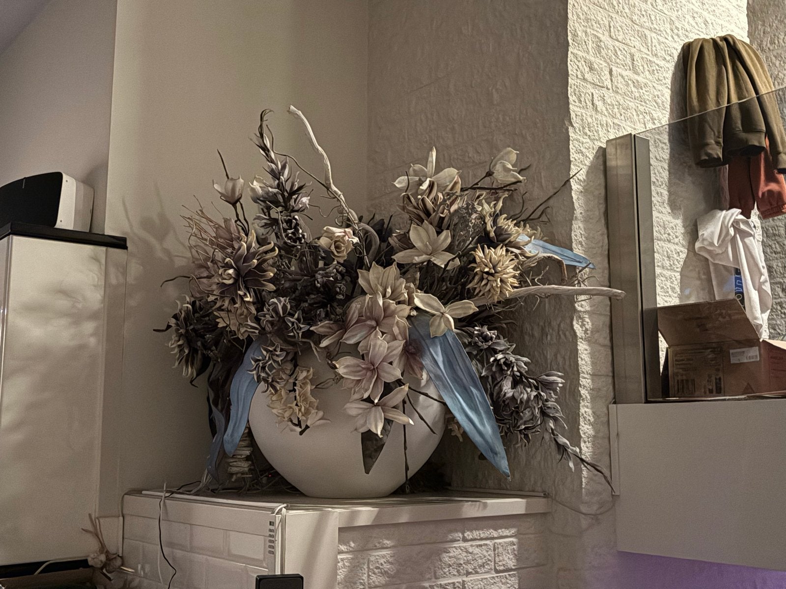 Groot decoratief bloemstuk sierplant in witte vaas, Ophalen, Meerkleurig, Zo goed als nieuw, Natuurlijk materiaal