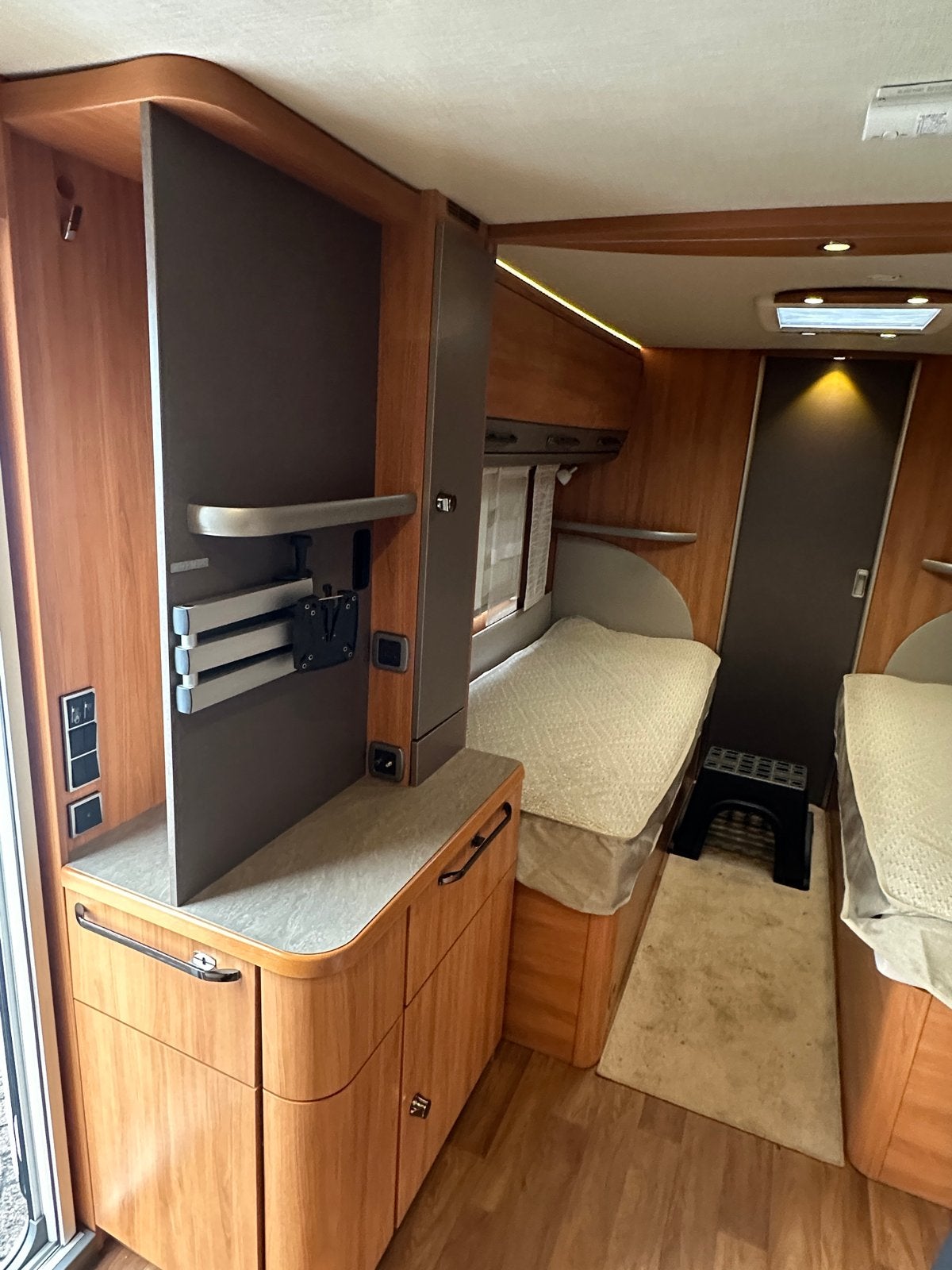 Foto 10 van Hymer Eriba Nova GL 580- Luxe caravan met enkele bedden