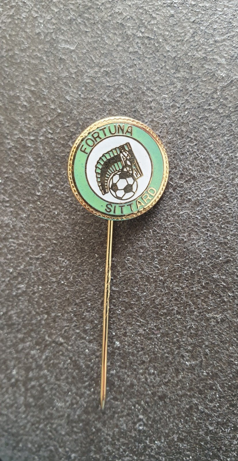 Fortuna Sittard voetbal pin 5 cm, Verzamelen, Speldjes, Pins en Buttons, Ophalen, Sport