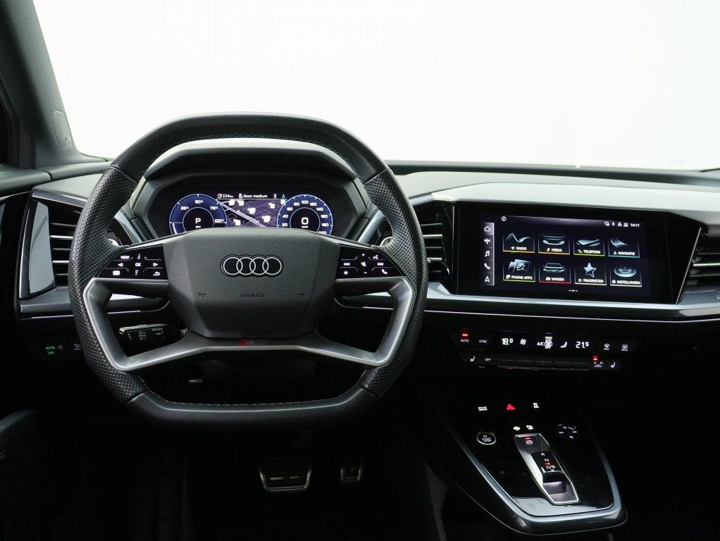 Audi Q4 e-tron 40 Launch ed. 77 kWh | Panoramadak | Trekhaak, 12 maanden, 0 cilinders, Gebruikt, Zwart