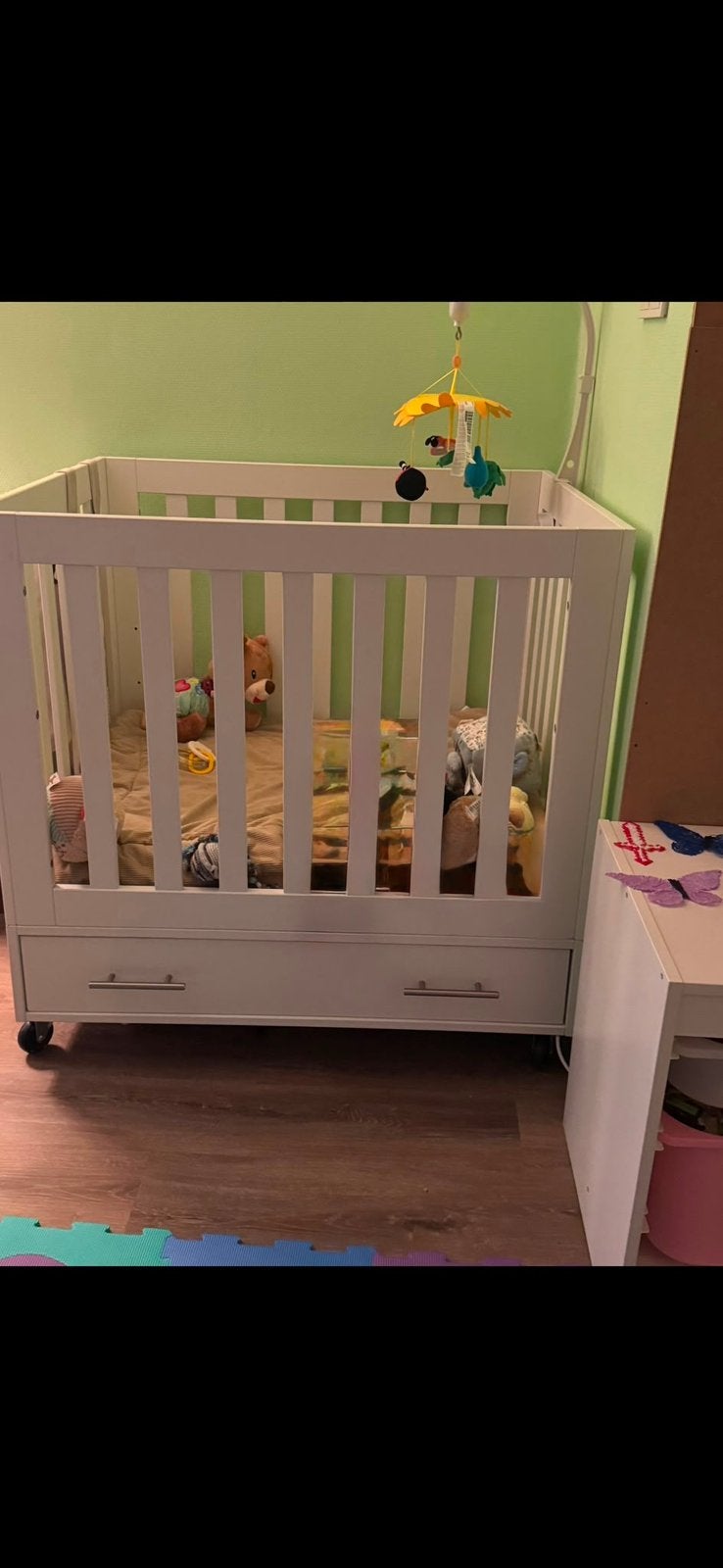 Box met mobiel, matras en boxkleden, Ophalen, Gebruikt, Vierkant, In hoogte verstelbaar