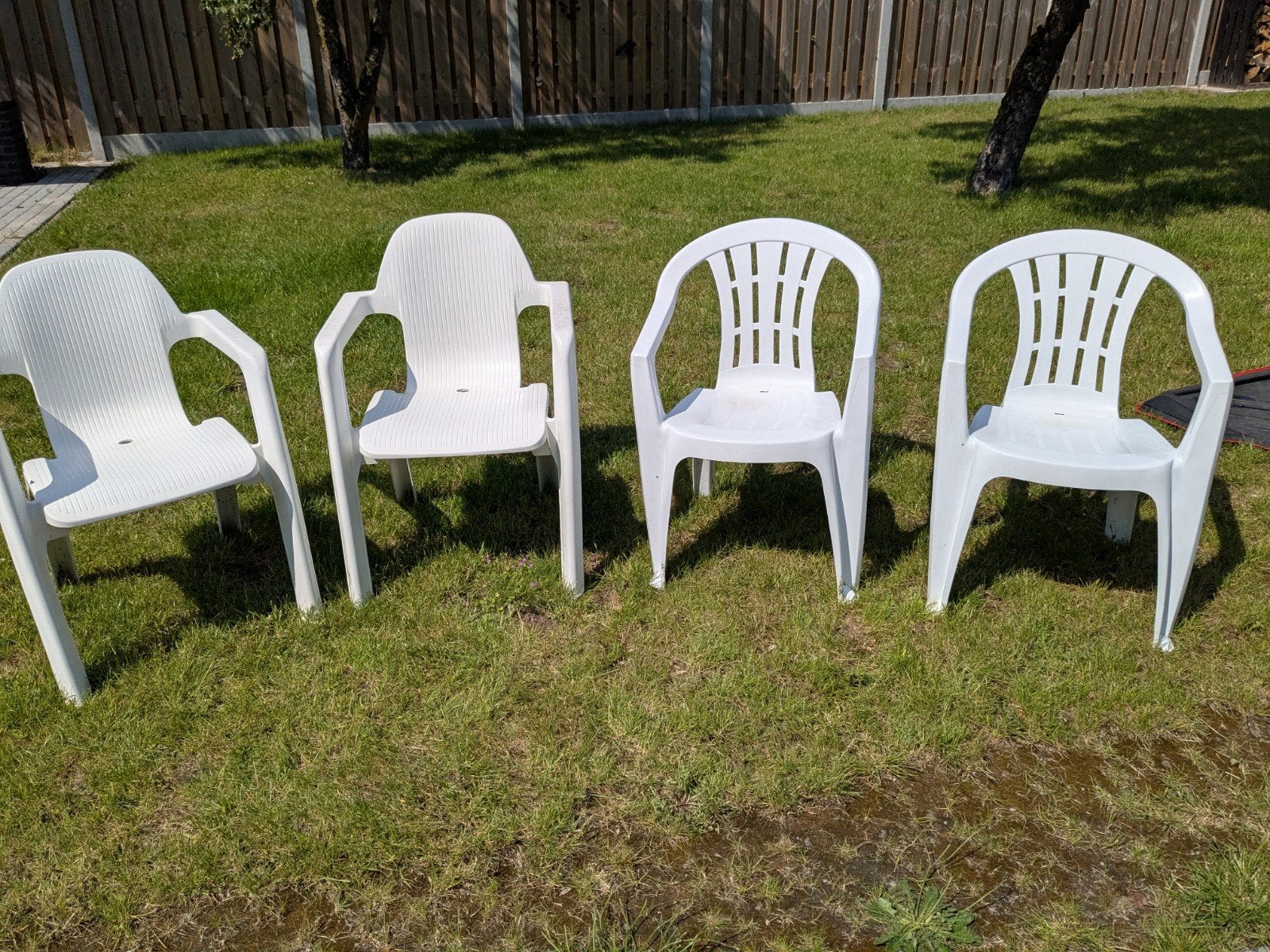 Gratis Witte kunststof tuinstoelen (stapelbaar) 4 stuks, Tuin en Terras, Tuinstoelen, Ophalen, Gebruikt, Kunststof, Stapelbaar