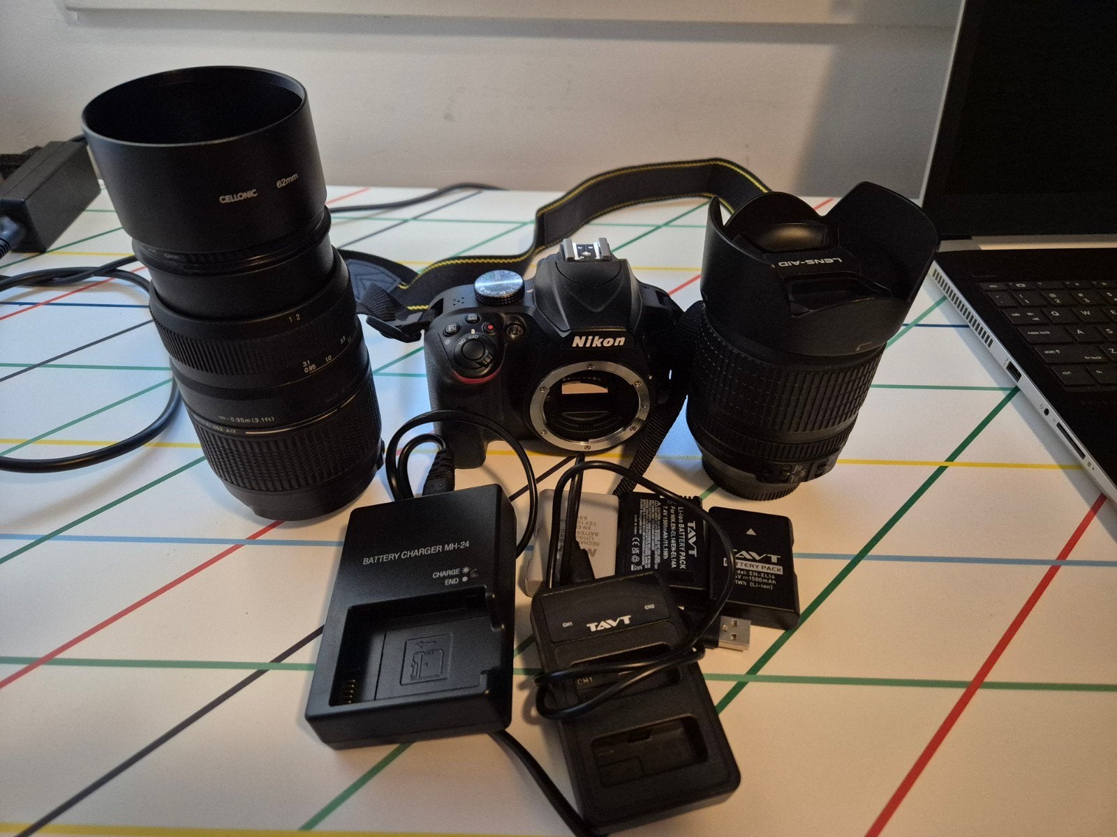Nikon D3400 spiegelreflexcamera met 2 lenzen en accessoires, Ophalen, Accu, Spiegelreflex, Nikon