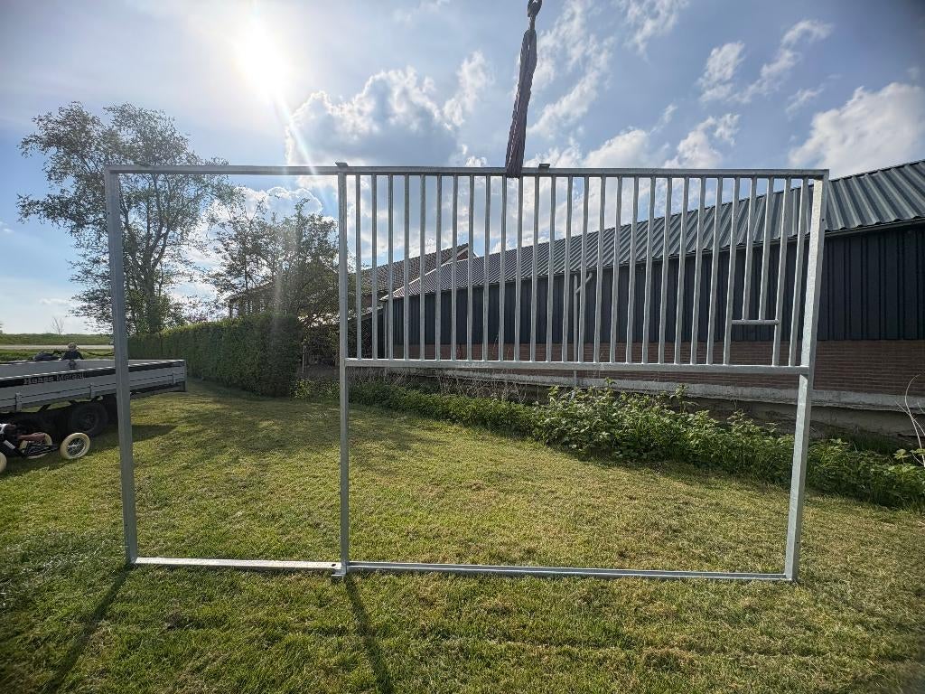 Paardenbox voorwand met voeropening en opening schuifdeur, Weidegang, 4 paarden of pony's of meer