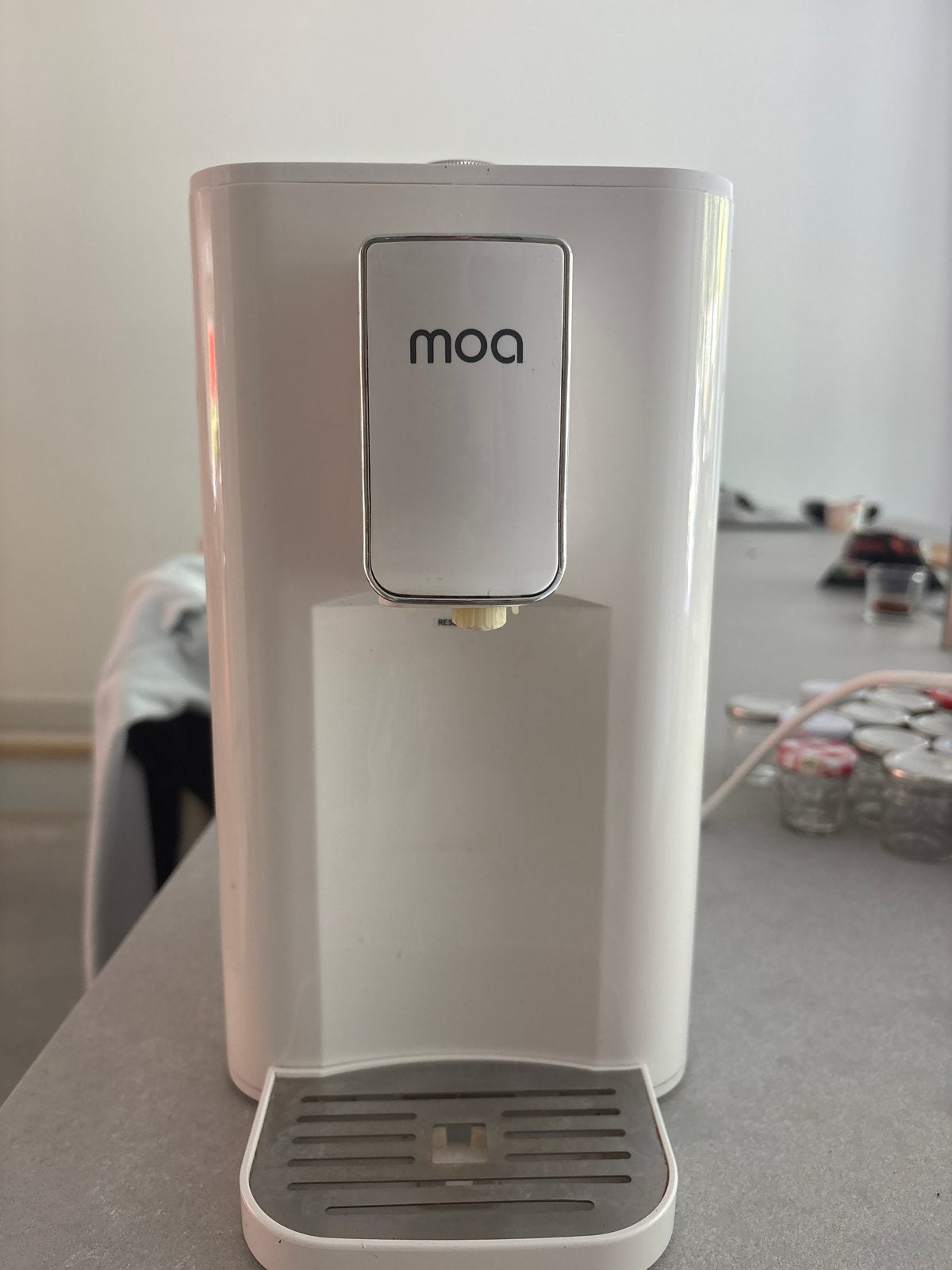 MOA Waterkoker - Wit, Instelbare Temperatuur, 1 tot 2 liter, Ophalen, Zo goed als nieuw, Draadloos