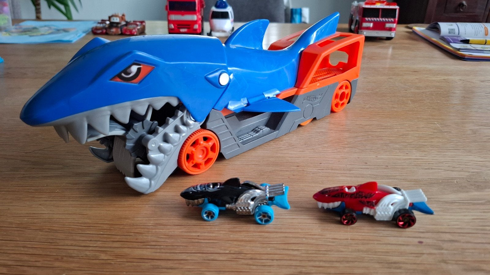 Hot Wheels Haai Transporter met 2 auto's, Ophalen of Verzenden, Zo goed als nieuw