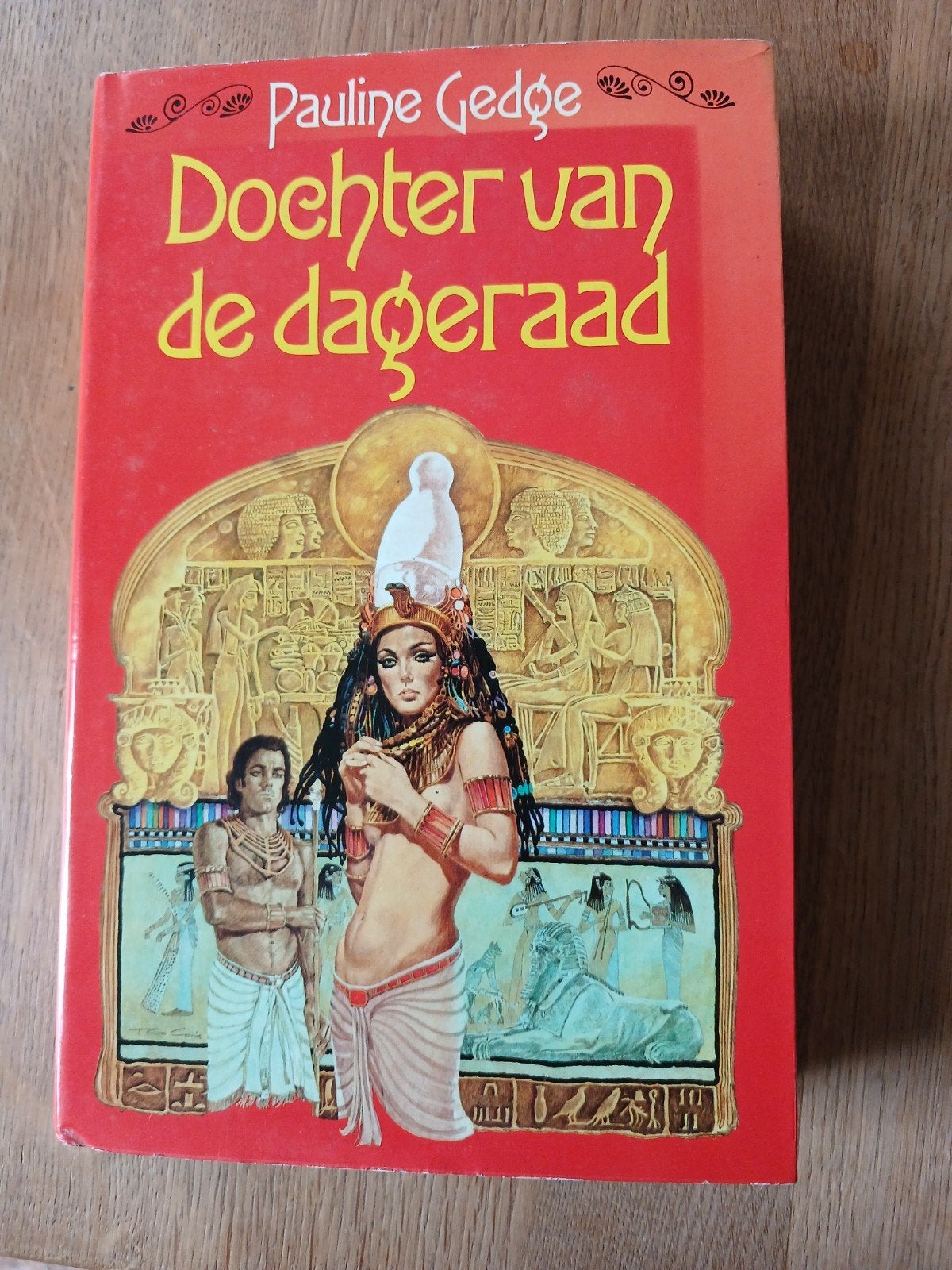 Dochter van de Dageraad. Van Pauline Gedge., Ophalen of Verzenden