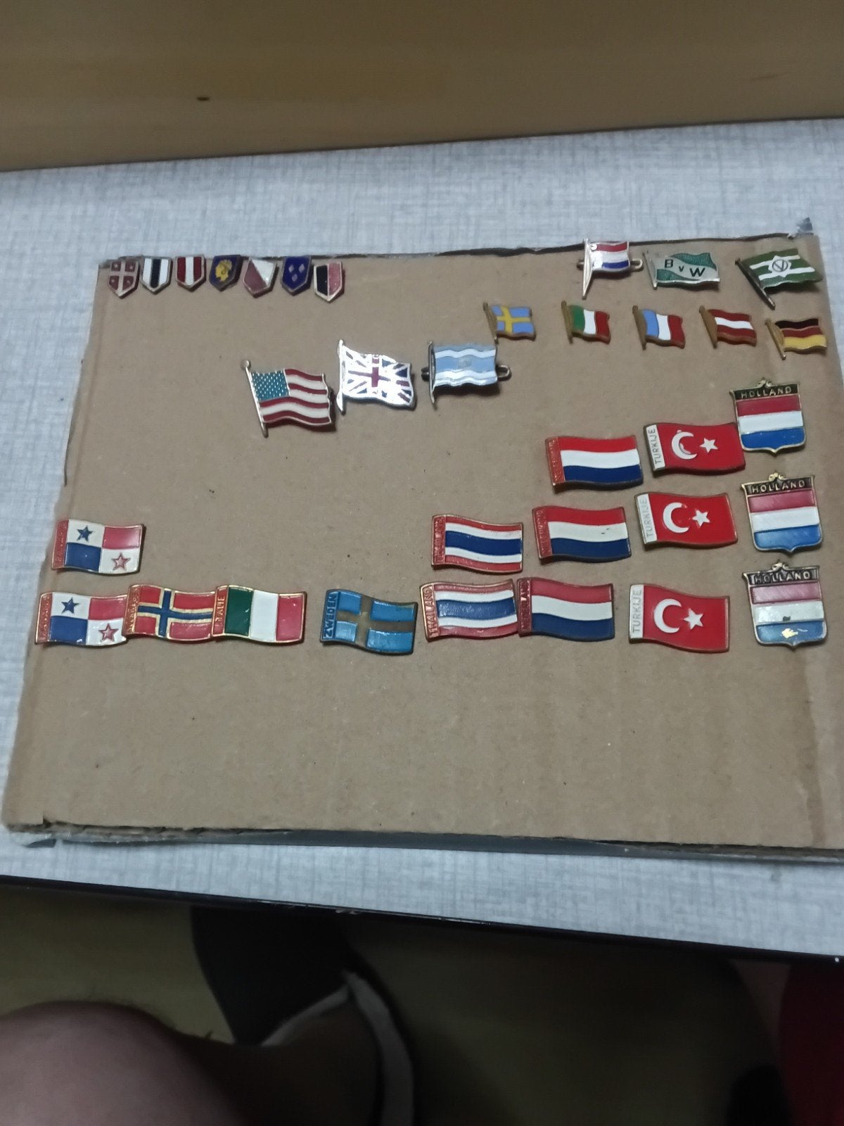 diverse vlaggen en tekens van verschillende landen, Verzamelen, Ophalen, Overige onderwerpen
