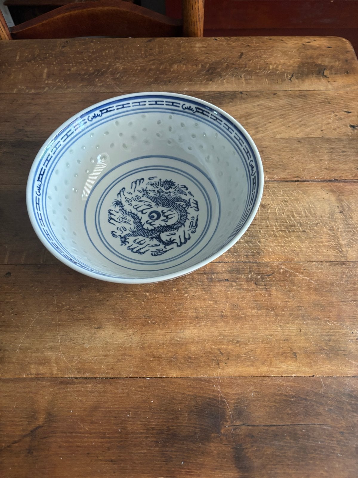 Grote Chinese rijstkorrelschaal met draak, Antiek en Kunst, Ophalen of Verzenden