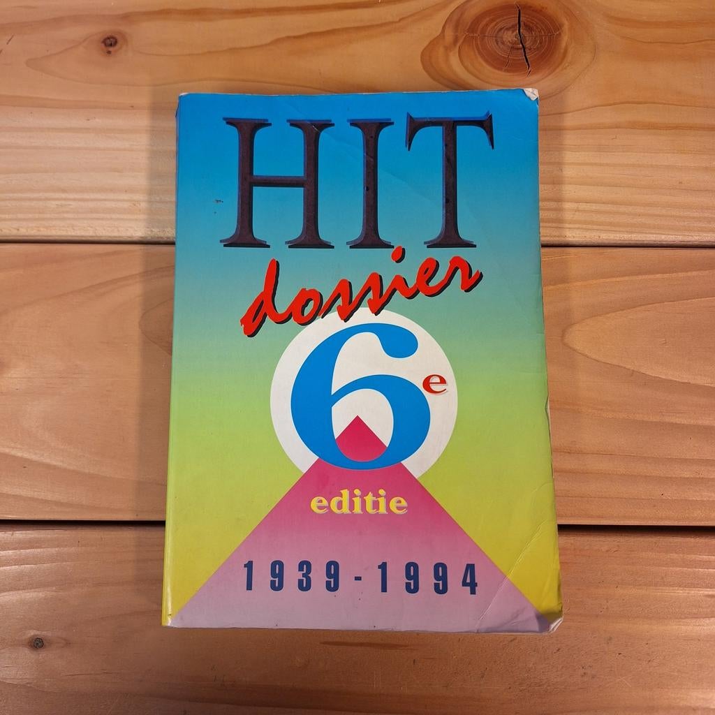 Hit Dossier - 6e Editie - 1939-1994 - Boek, Boeken, Ophalen of Verzenden, Gelezen, Algemeen