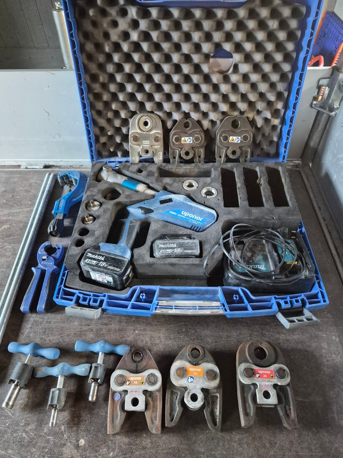 Uponor persmachine met toebehoren en Makita accu's, Ophalen, Gebruikt, Overige typen, Overige merken