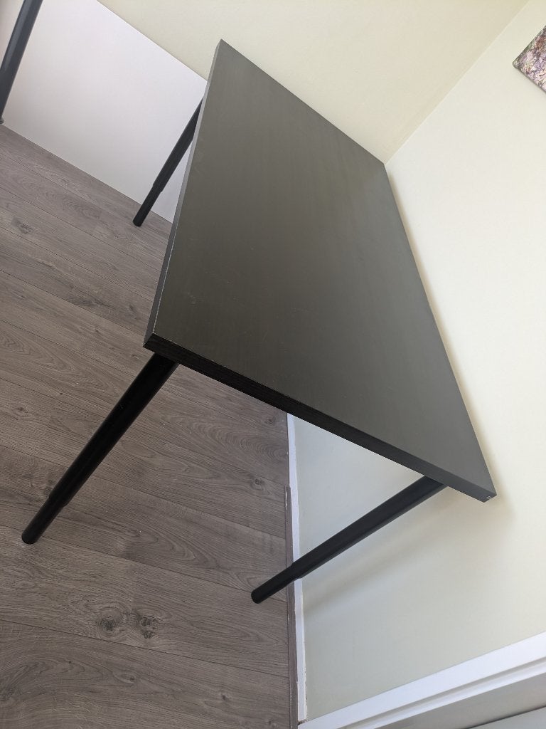 Bureau/tafel in hoogte verstelbaar, Ophalen, Zwart, Gebruikt, 150 cm