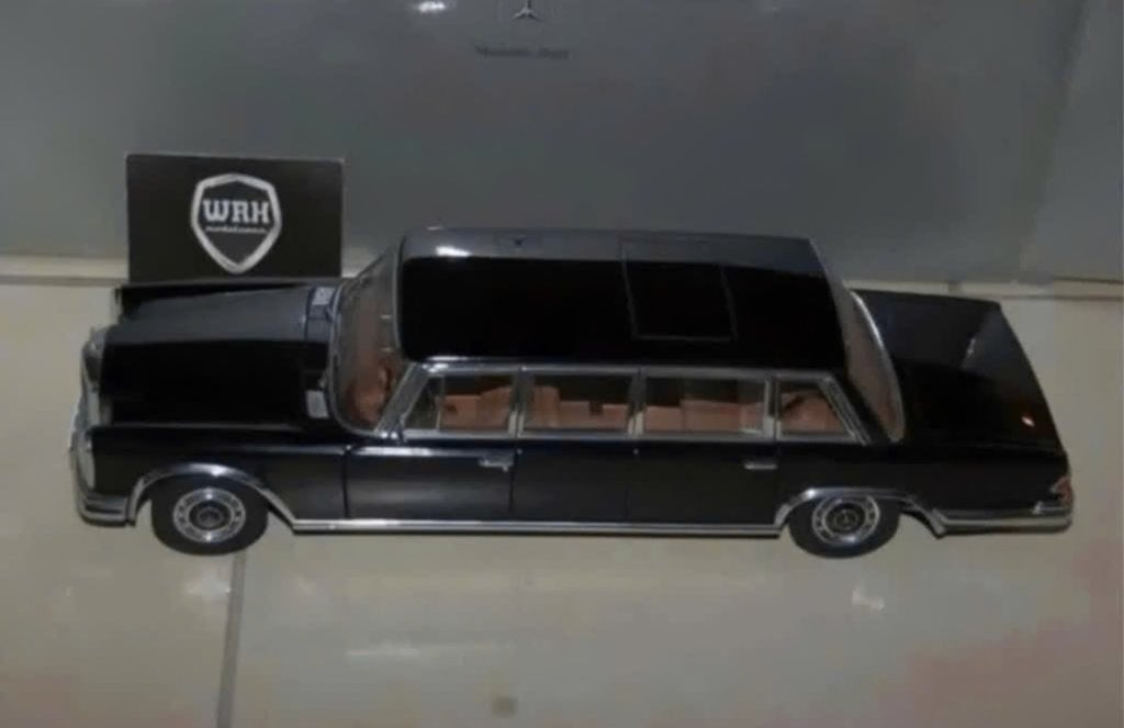 1:18 MERCEDES 600 PULLMAN black Autoart dealer zie info WRH, Hobby en Vrije tijd, Modelauto's | 1:18, Verzenden, Zo goed als nieuw