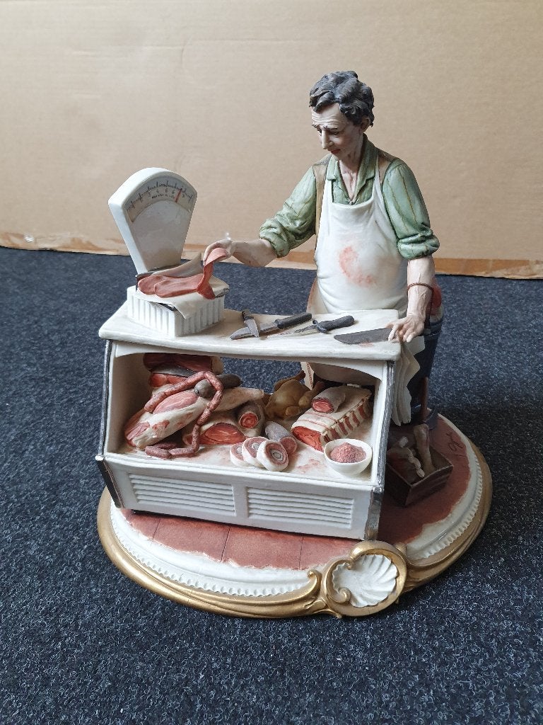 Capodimonte slager toonbank porselein, Ophalen, 20 - 50 cm, Steen of Keramiek, Beeld
