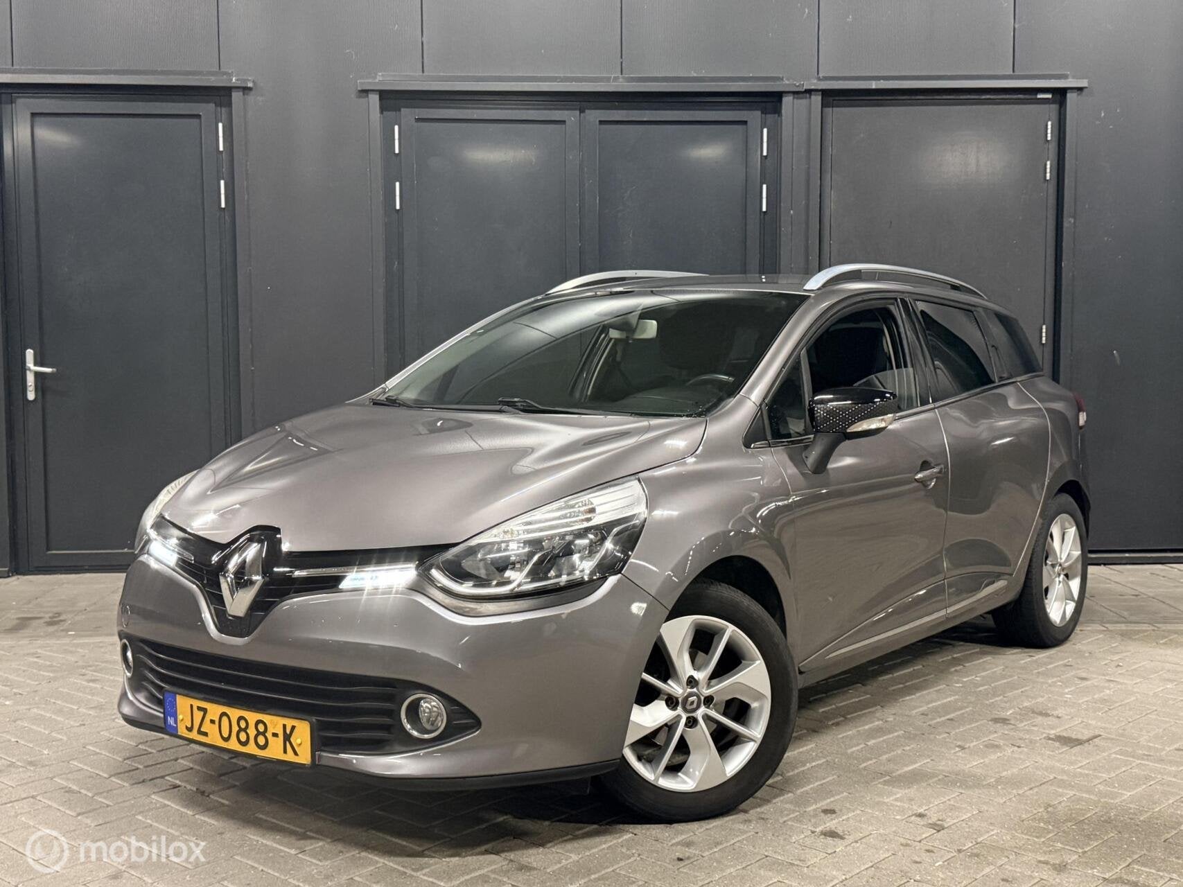 Renault Clio Estate 1.2 automaat stoelverwarming|leder|beurt, 4 cilinders, 49 €/maand, 19 km/l, Automatische klimaatregeling