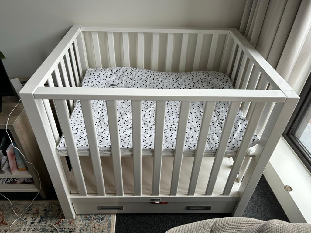 Witte box met opberglade en gratis boxkleed, Kinderen en Baby's, Ophalen, Zo goed als nieuw, Vierkant, Boxkleed