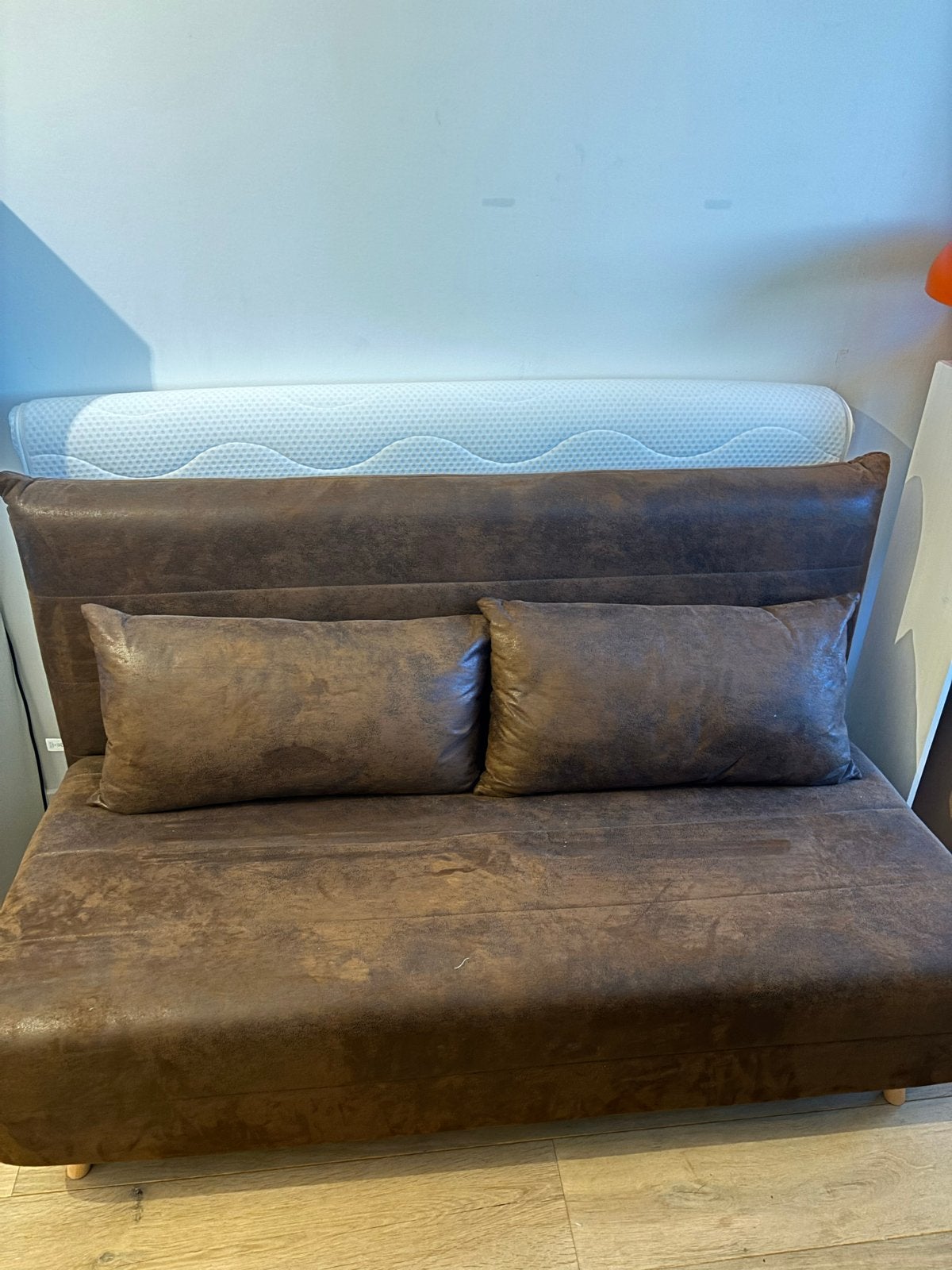 Nio Bruin Slaapbankje van Suèdine - Zo goed als nieuw, Huis en Inrichting, Ophalen, Bruin, Tweepersoons, Zo goed als nieuw
