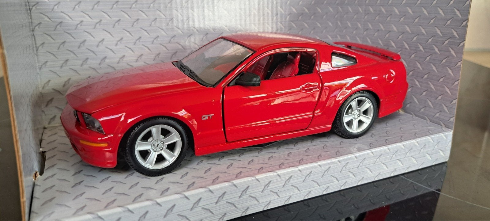 Maisto Ford Mustang GT 2005 - Schaalmodel Rood, Hobby en Vrije tijd, Ophalen of Verzenden, Nieuw, Auto, Maisto
