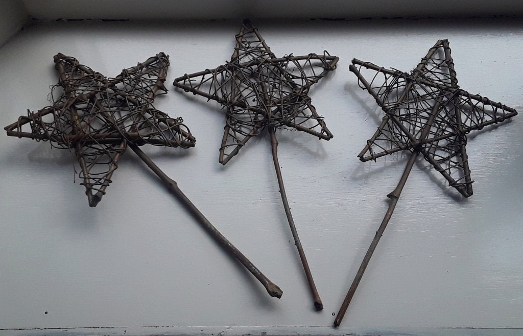 Grote sterren op stok - wilg - ca 45 cm lang - kerstdecorati, Diversen, Ophalen of Verzenden, Zo goed als nieuw