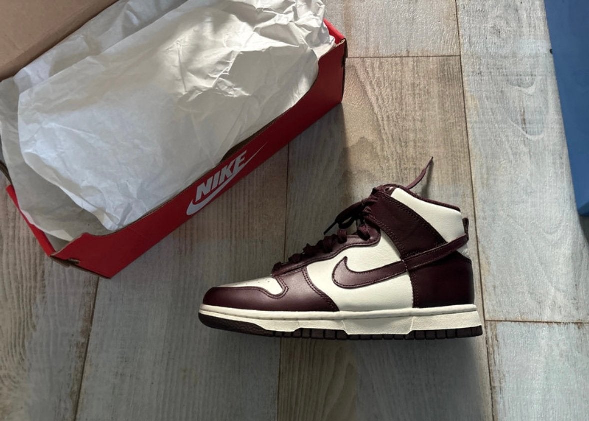 Nike dunk high W Burgundy Crush, Nieuw, Ophalen of Verzenden, Sneakers of Gympen, Rood