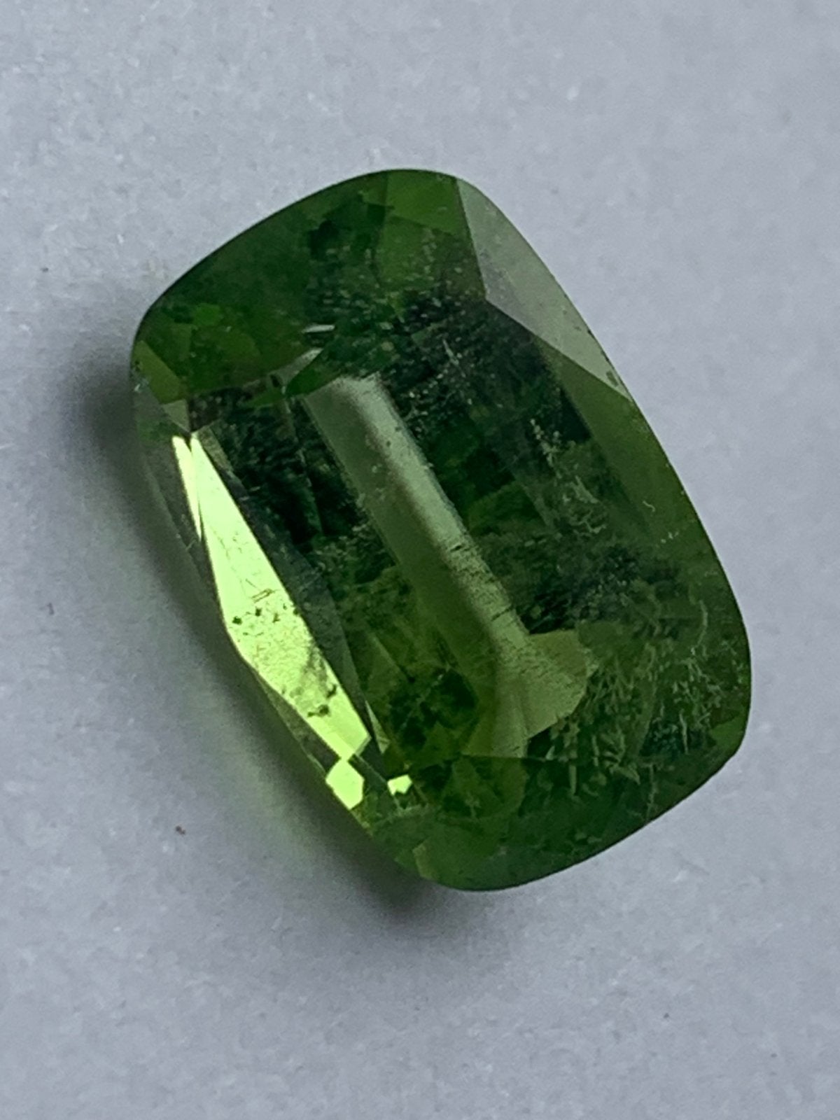 Peridot olivijn 8,67 crt met certificaat, Ophalen of Verzenden, Zo goed als nieuw