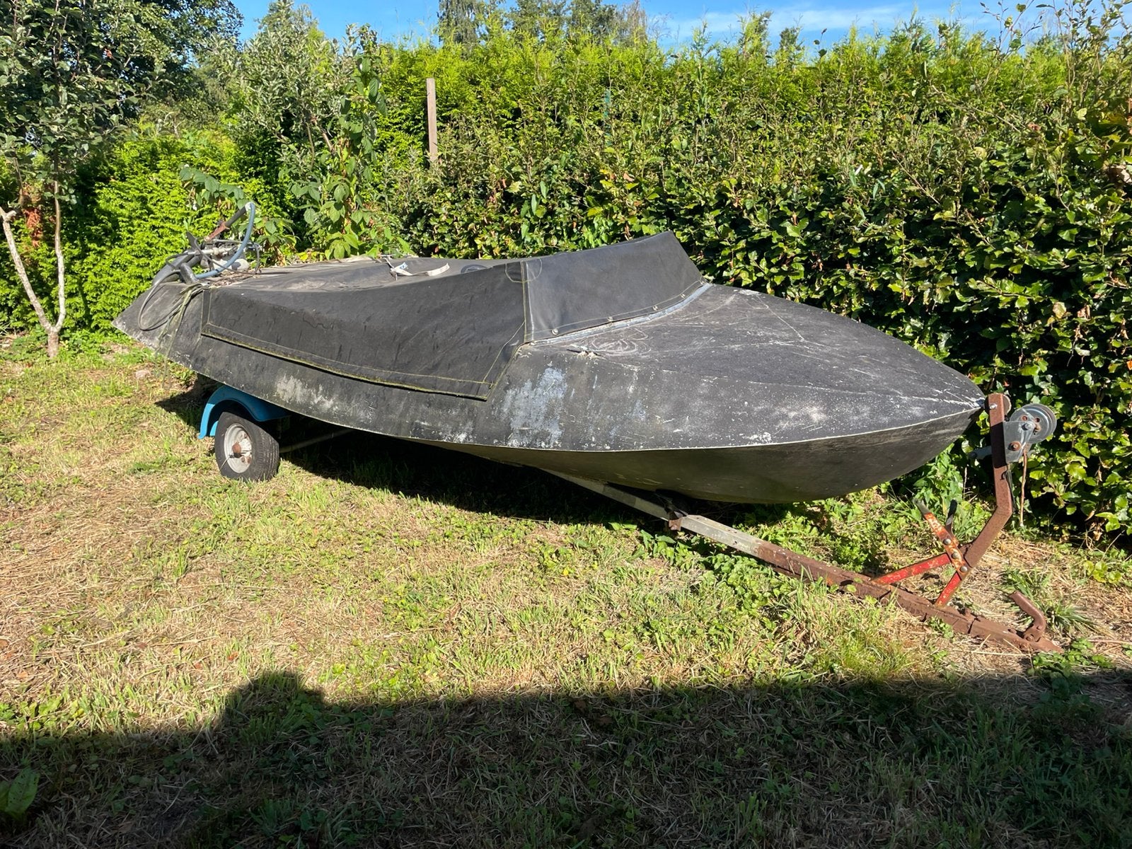 Motorboot met stallingstrailer en electrische bb motor, Watersport en Boten, Ophalen, Gebruikt, Motor en Techniek, Zeilboot of Motorboot