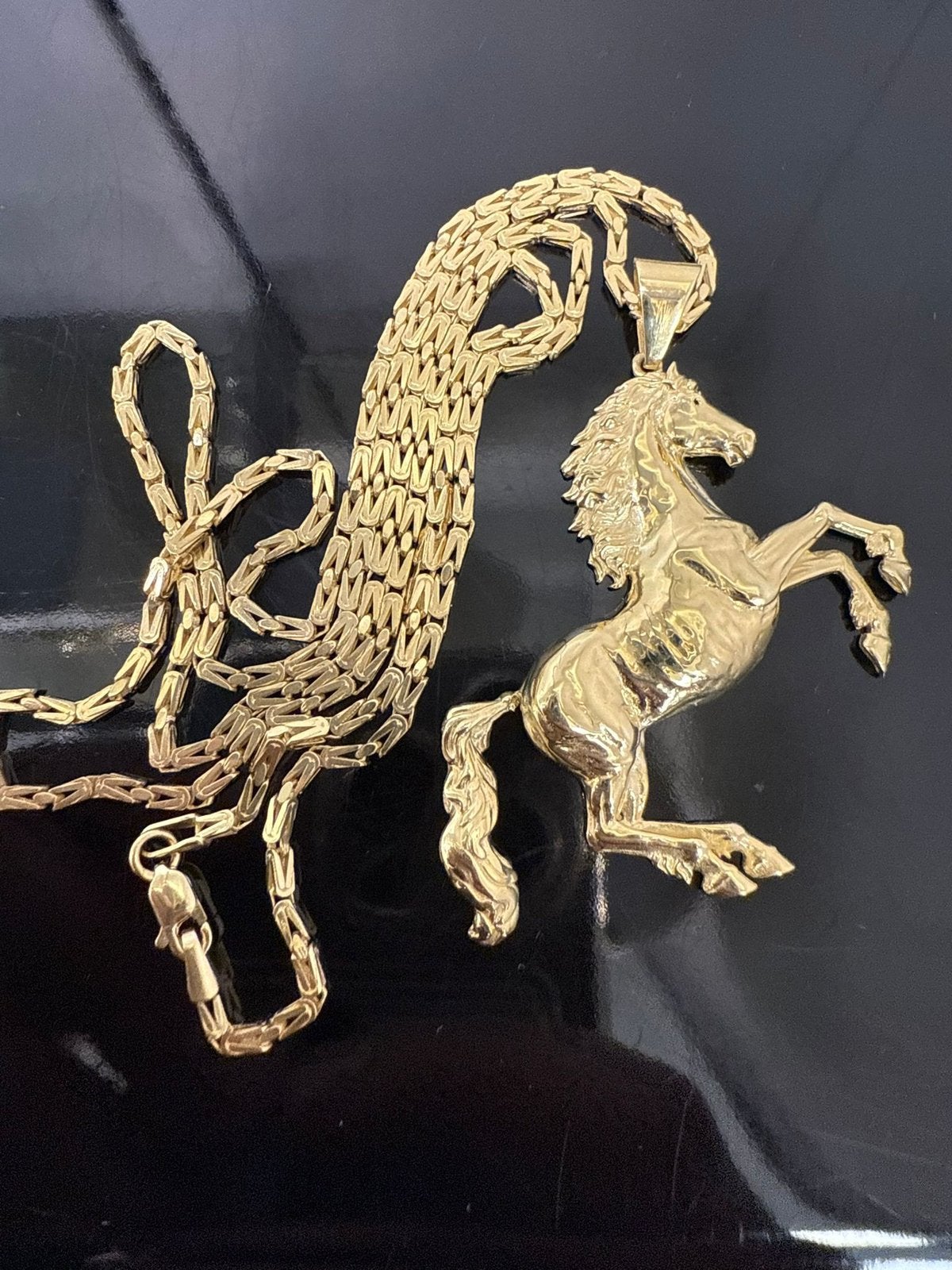 14k gouden ketting met paarden hanger, Met hanger, Nieuw, Ophalen of Verzenden, Goud