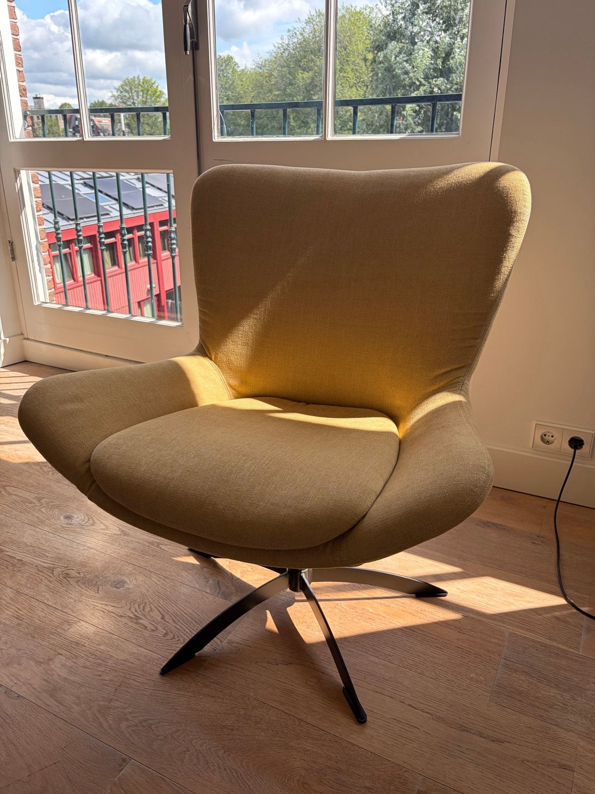 Gele fauteuil - Comfortabel en stijlvol, Huis en Inrichting, Fauteuils, Ophalen of Verzenden, Zo goed als nieuw, Stof, 75 tot 100 cm