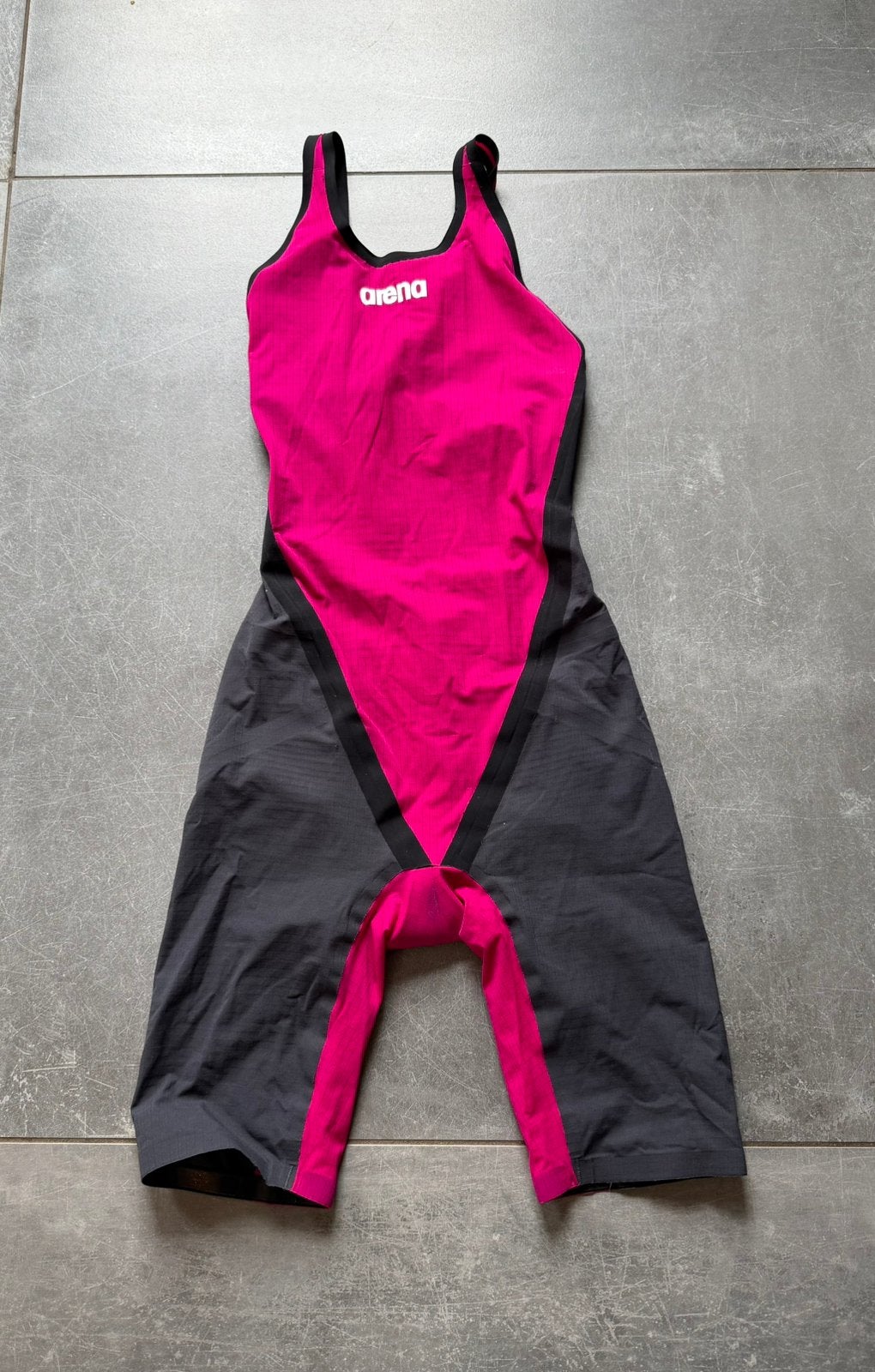 Te koop; Arena Carbon Flex mt D32 kleur roze/grijs, Ophalen of Verzenden, Zo goed als nieuw, Grijs, Badpak