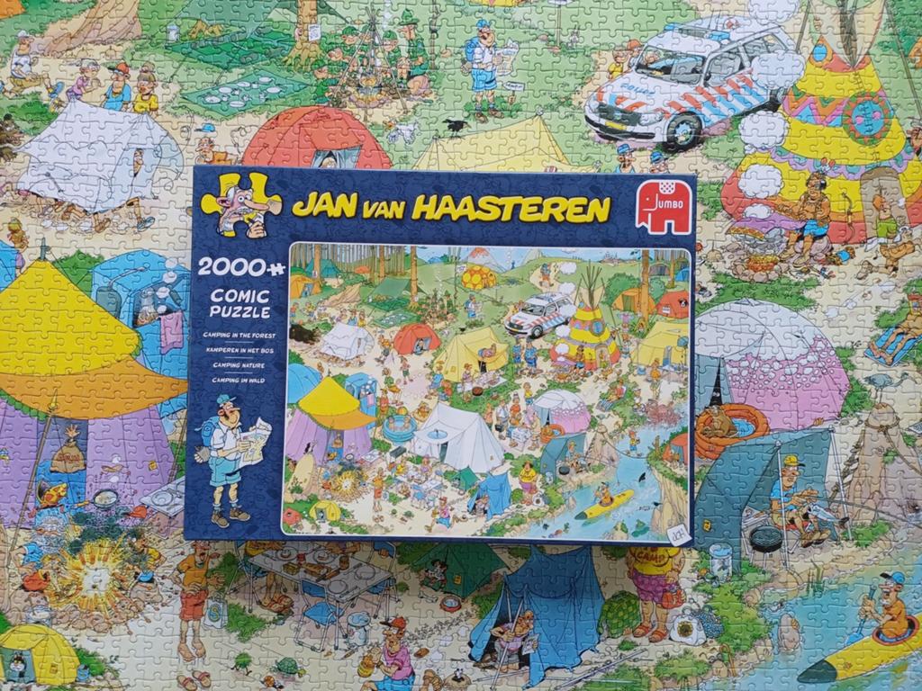 Puzzel 2000 stukjes Jan van Haasteren Kamperen in het bos, Ophalen of Verzenden, Meer dan 1500 stukjes, Zo goed als nieuw, Legpuzzel