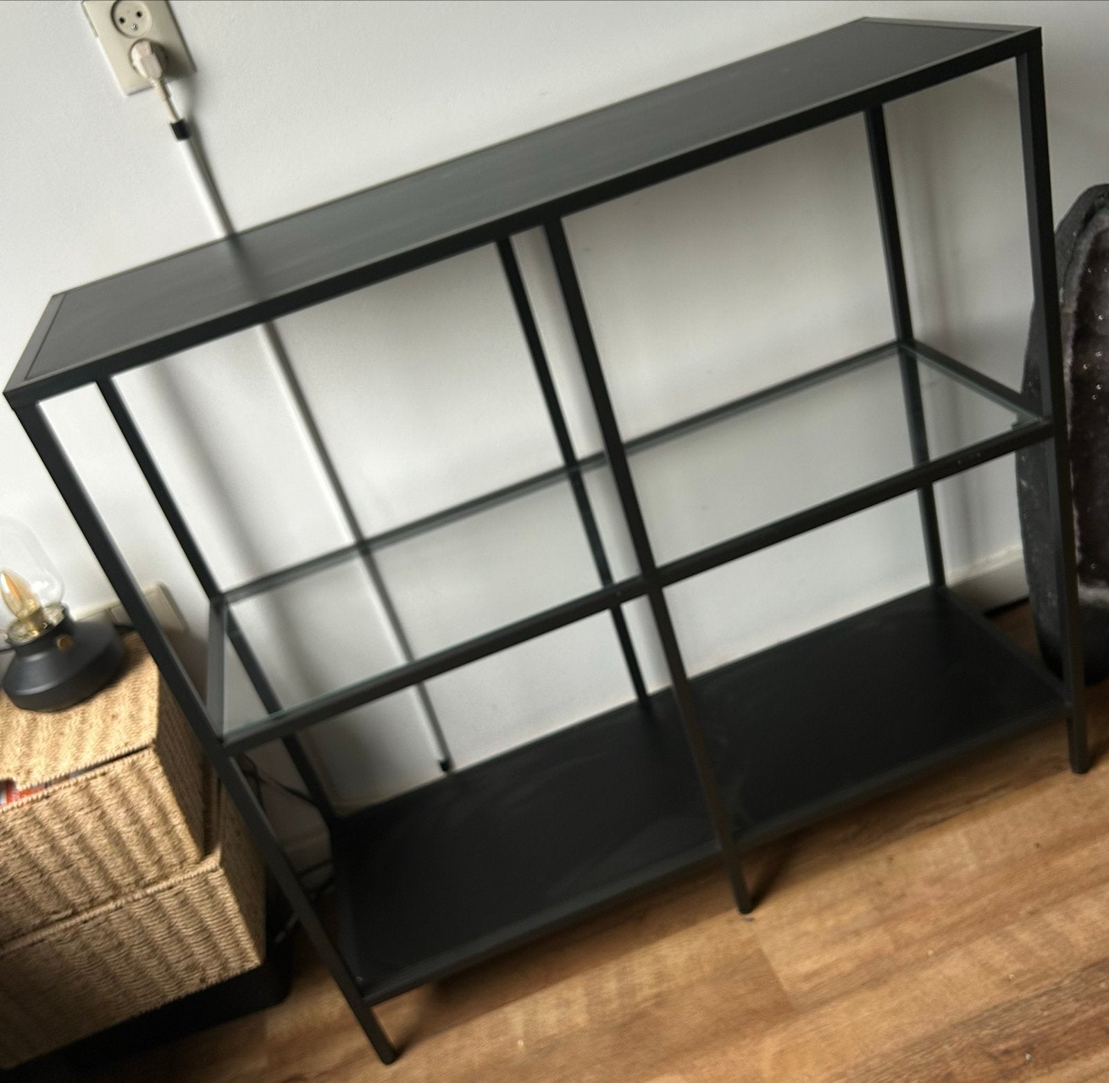 Zwart metalen rek met glazen plank Ikea, Ophalen, Met plank(en), 100 tot 150 cm, Zo goed als nieuw
