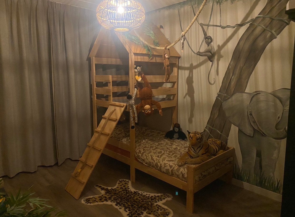 Huisbed met toren (natuurlijk hout) evt. met accessoires, Kinderen en Baby's, Ophalen of Verzenden, Zo goed als nieuw, Hoogslaper
