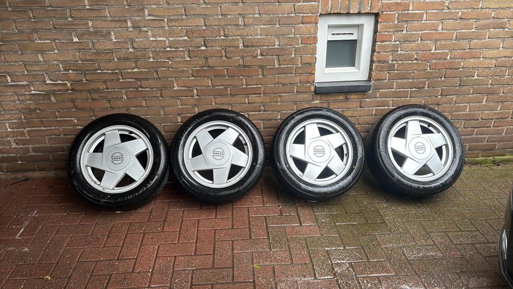 Volvo 240,740,940 velgen met nieuwe banden, Auto-onderdelen, Banden en Velgen, Ophalen, Zomerbanden, Velg(en)
