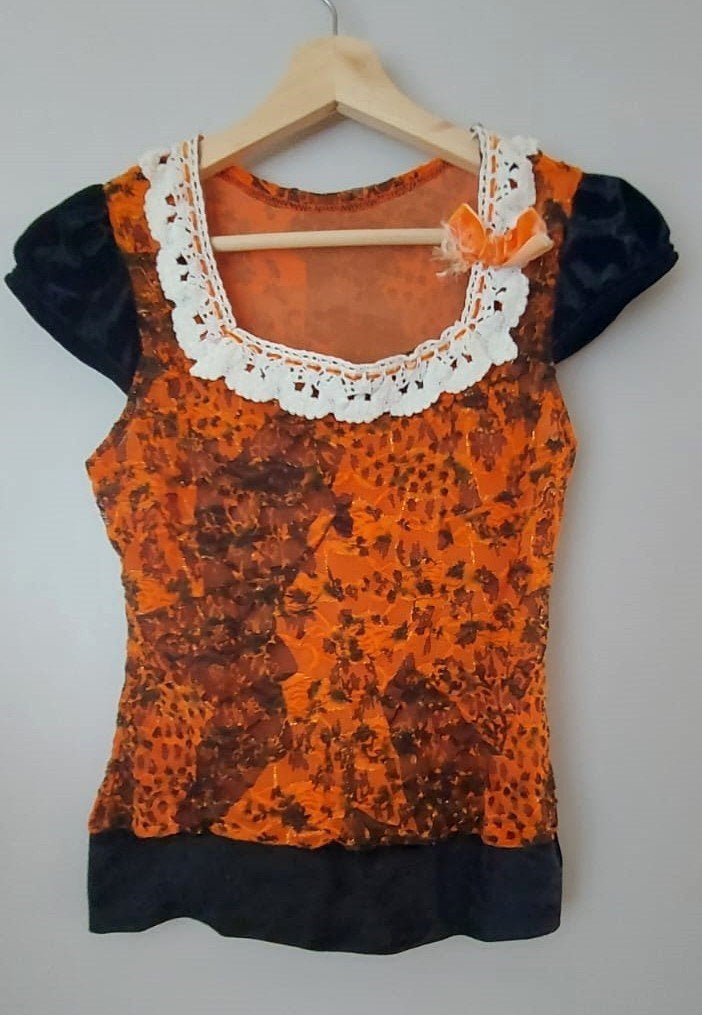 Pre-Loved shirt met kant en fluwelen mouwen, maat M, Kleding | Dames, Maat 38/40 (M), Oranje, Ophalen of Verzenden, Korte mouw