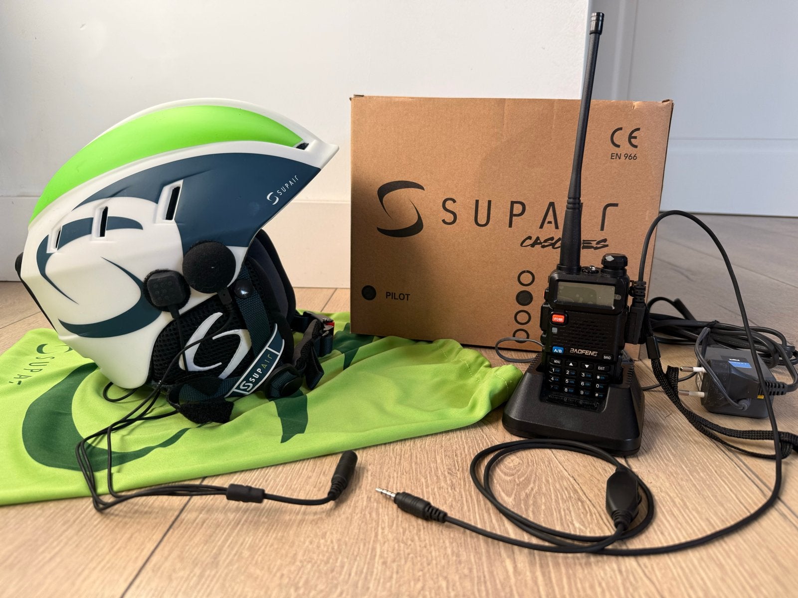 Supair Pilot helm met Baofeng portofoon (paragliden), Telecommunicatie, Portofoons en Walkie-talkies, Gebruikt, Verzenden, 5 tot 15 km