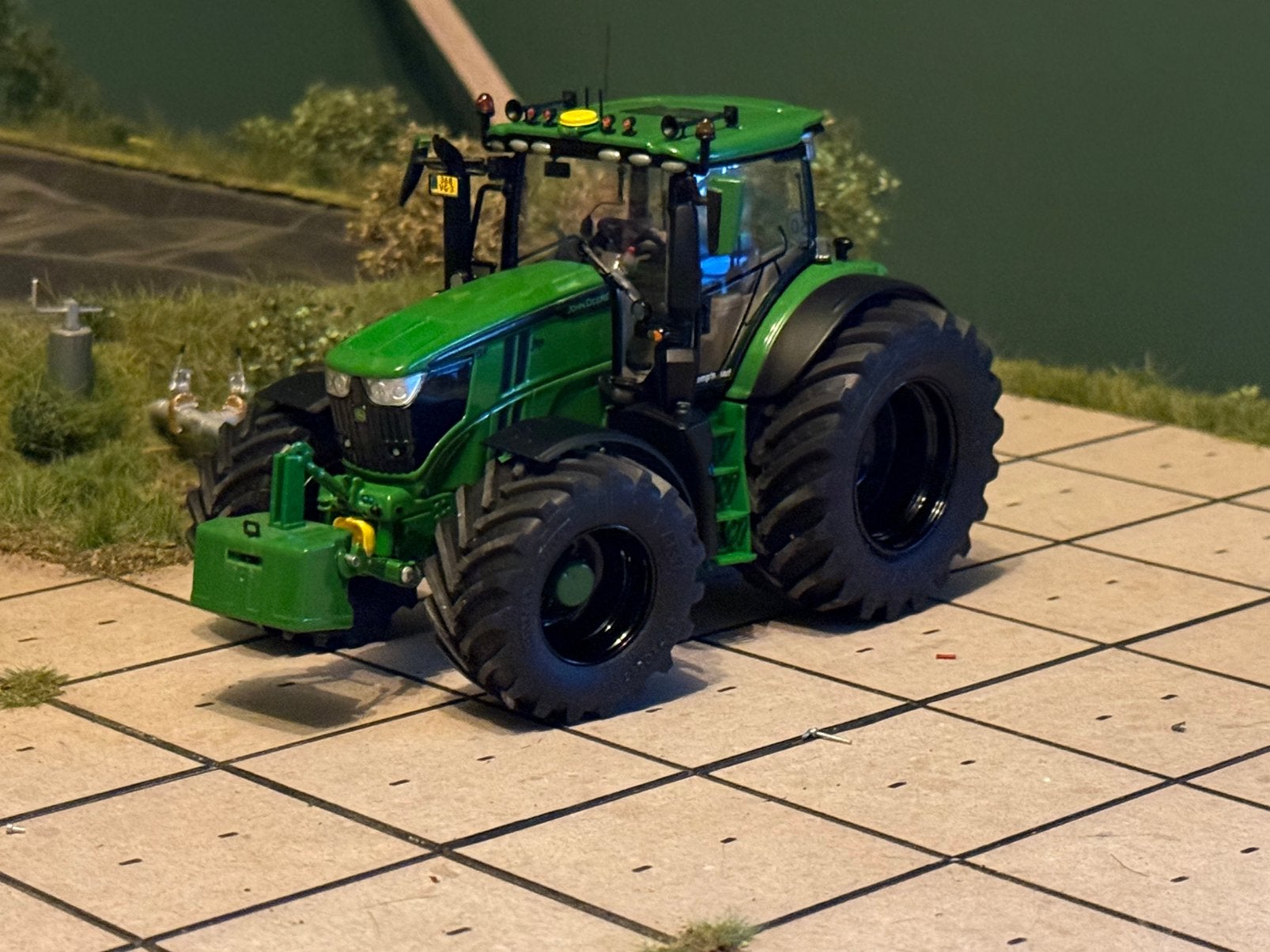 John deere 6R250 verbouwd 1:32 wiking, Hobby en Vrije tijd, Modelauto's | 1:32, Ophalen of Verzenden, Zo goed als nieuw, Tractor of Landbouw