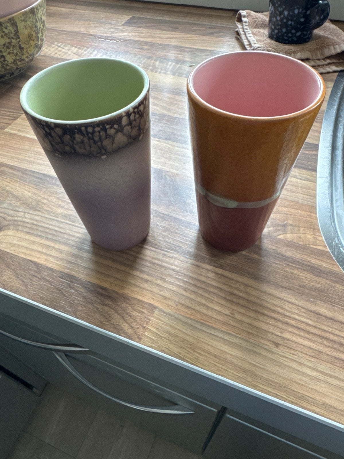 Set van 2 kleurrijke HK Living bekers, Huis en Inrichting, Ophalen, Gebruikt, Steen/keramiek, Meerkleurig