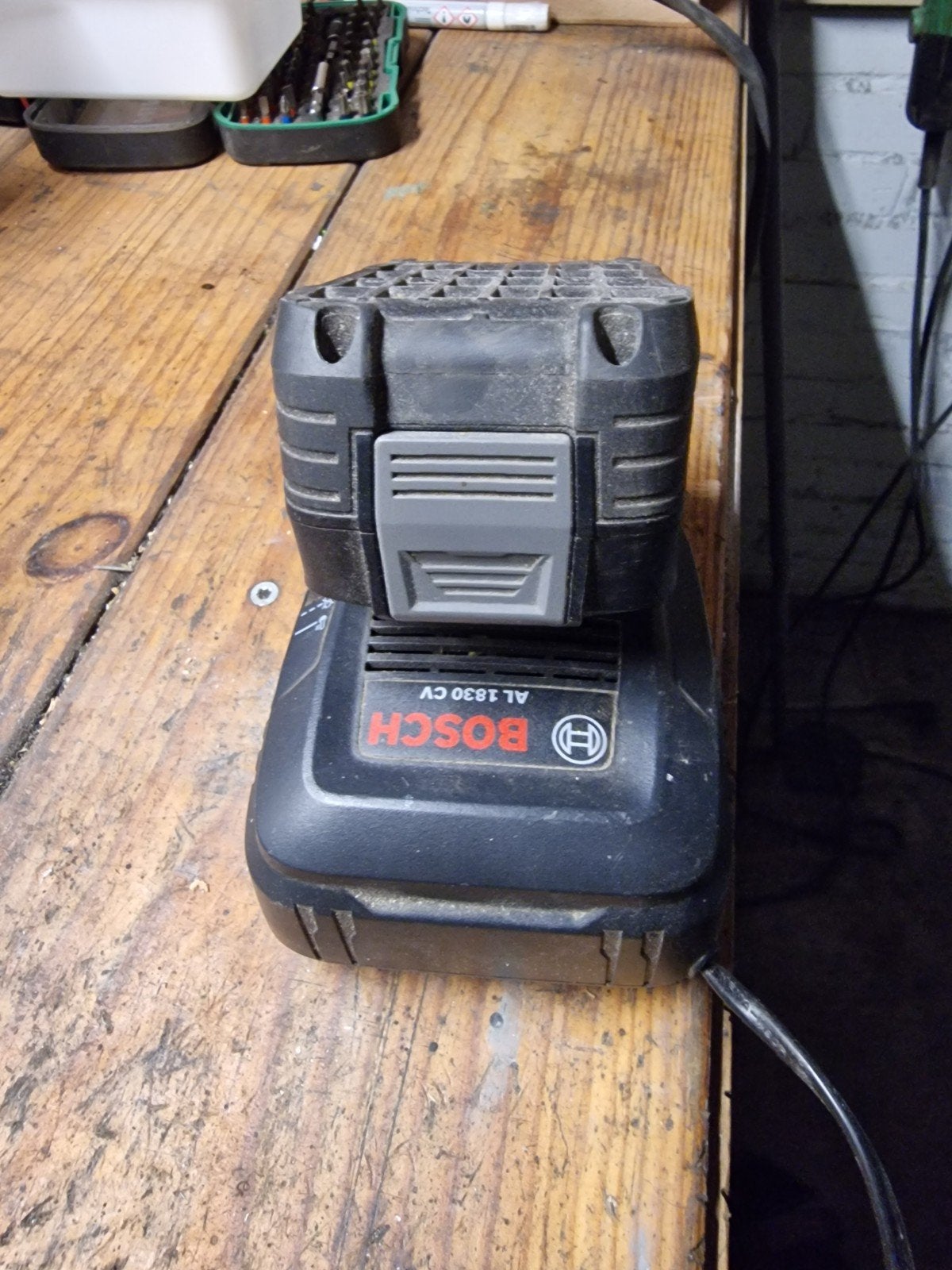 Bosch 18V 4.0 Ah Accu met Lader - Zo goed als nieuw, Ophalen of Verzenden, Zo goed als nieuw, Overige typen